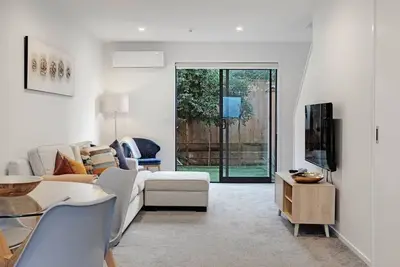 Image de Chic Te Atatū Gem • Modern 2br Townhouse