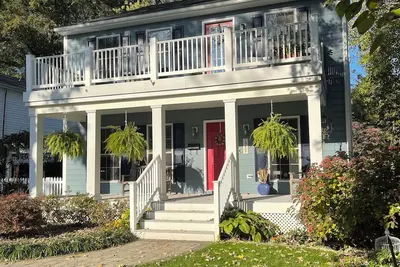 Image de Dta 2 bdrm w/parking, pet friendly, great location with all of the amenities!