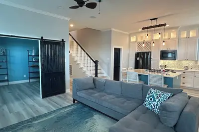 Image de 4-bedroom home on the water with 2 private suites. Live the dream, Otra Vez!