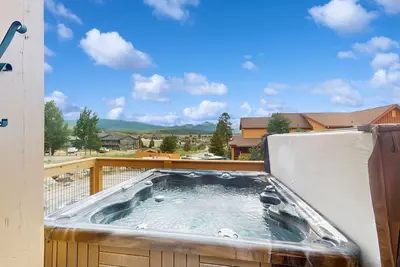 Image de Welcoming condo with private hot tub, gas grill, and easy access to bus to slope