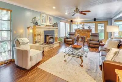 Image de 3 Mi to Pro Football Hall of Fame: Home w/ Yard!