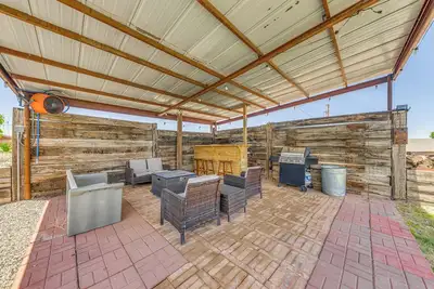 Image de 4 Mi to Museums: Roswell Getaway w/ Game Room!