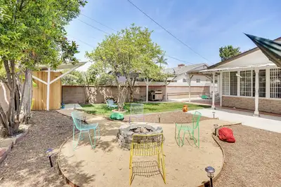 Image de 12 Mi to Dtwn La: Family Home w/ Patio + Yard!