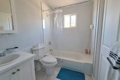 Image de Evertonbnb448 - Charming 2-bedroom house in Old Harbour with WiFi, Ac