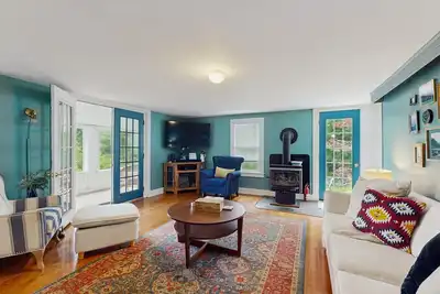 Image de Central home: near town, lake, skiing, rail trial, snowshoe from your door