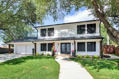 Image de Modern Family Retreat with Outdoor Oasis in lovely Sherman, Tx