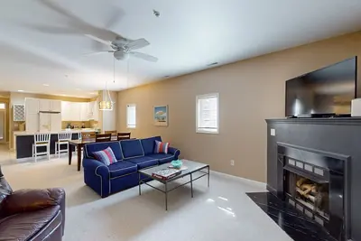 Summerlyn Condo with shared pool access, patio, W/D & free Wifi