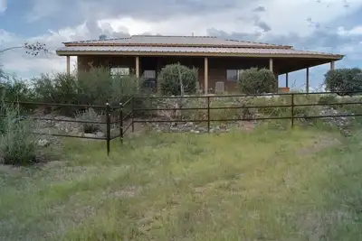 Image de Unique top of the world straw bale cottage has Astounding views.