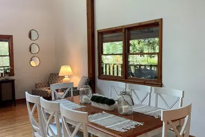 Image de Lakeside Bliss, 4-bedroom /3 bath - sleeps 12, on Lake Hartwell with boat dock.