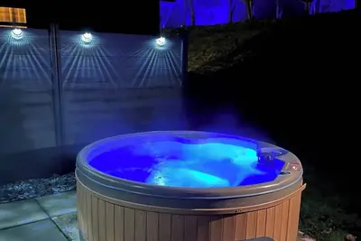 Image de Luxury hot tub lodge with onsite bar/restaurant and many other amenities