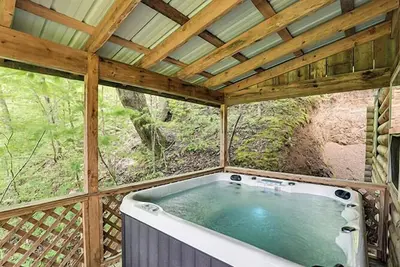 Image de Luxury Retreat with Hot Tub & Forest Canopy