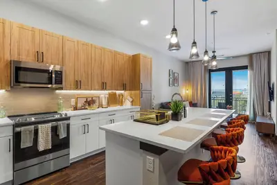 Image de *12 Min to Downtown* Balcony Apt w/ Free Parking!