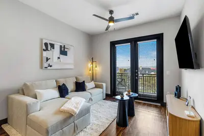Image de 12 Min to Downtown | Pool, Balcony & Free Parking