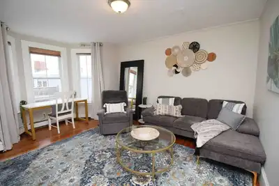 Image de Charming Downtown Gem ~ 2min to Salem ~ Workspace!