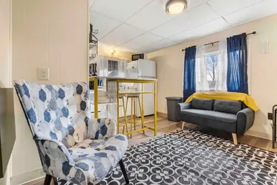 Image de Charming & Tranquil ~ Near Downtown & River ~ Pkg!