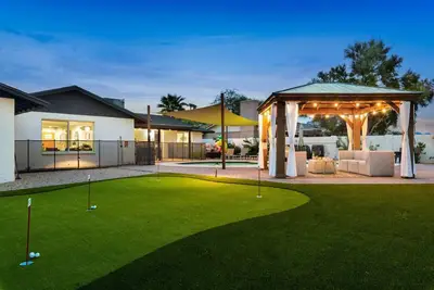Image de Lux Phoenix Oasis | Free Pool Heat | Gazebo | Bbq