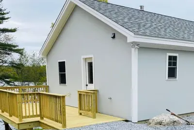 Image de Cozy Lakefront Cottage with Stunning Views, Deck, Bbq Grill, and Outdoor Firepit