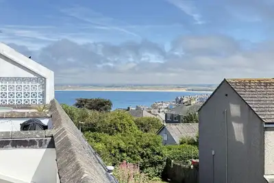 Image de 5 Ayr Court – Stylish Top-Floor Apartment with Balcony, Sea Views & Parking in St Ives