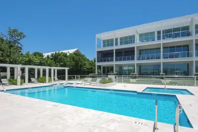 Image de Bright and Chic Coastal Retreat with Ocean Views in Charming West Bay