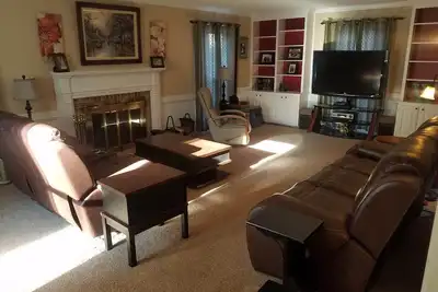 Image de Spacious 5 -bedroom home, backyard entertainment, basement suite, Marta access