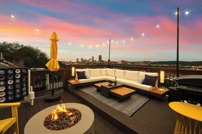 Image de King Bed • Garage • Rooftop Views • Sleeps 14 • Game room • walk to Carson St