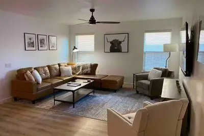 Image de Spacious house with backyard - close to everything