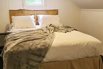 Image de East Texas Piney Woods - Rustic Western Church Cabin - Weddings & other Venues