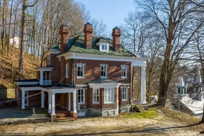Spacious 6-bedroom house with Ac, WiFi in charming Springfield