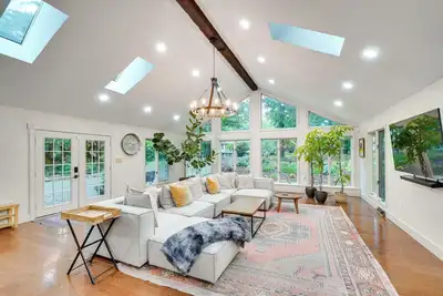 Image de Hot Tub & Theater Room: Getaway in Falling Waters