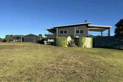 Image de Coastal Paradise 4 bedroom Home with plenty of space for the boat