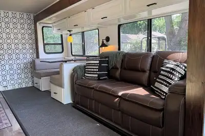 Image de Modern Rv on a serene, adventure filled property with Ac, WiFi