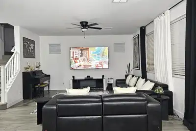 Image de Spacious 4-bedroom house in Glendale with WiFi, 86-in Tv, & 3-hole golf putting.