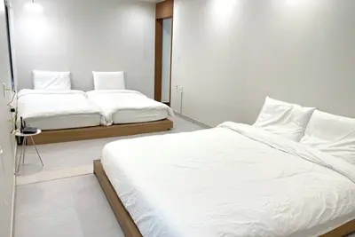 Image de Serene building with WiFi in beautiful Busan\nThere is a large bed.