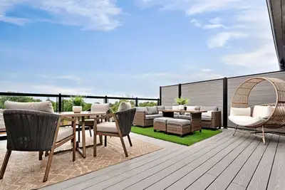 Image de Penthouse 2br w/Rooftop, Parking & Mins to Falls!