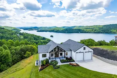 Image de Stunning Views! Luxury Mountain & Lakeside w Fire Pit, Spa, Kayaks, & Sunset