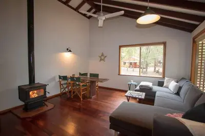 Image de Two Bedroom Cottage - sleeps 6 - Self contained 2 Bedroom Cottage 1 King and 2 Bunks