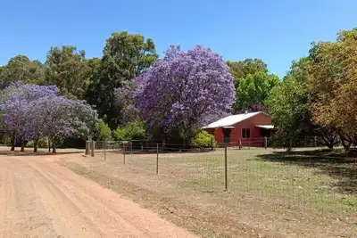 Image de Three Bedroom Cottage - Sleeps 8 - Self contained 3 Bedroom Cottage 1 King, 1 Queen and 2 Bunks