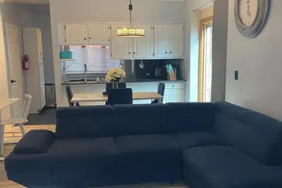 Image de Luxe 2br 1/12 Ba Condo close to Ur, Rit & Strong.