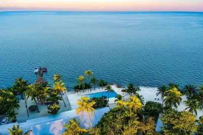 Image de Quaint Island Stay at the Lime Tree! 2 Units w/ Private Balcony, Outdoor Pool!