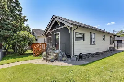 Image de 2 Mi to Dtwn Tacoma: Charming Home w/ Deck & Yard!