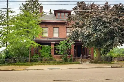 Image de 2 Mi to Lake Erie: Spacious Retreat Near Cafes!