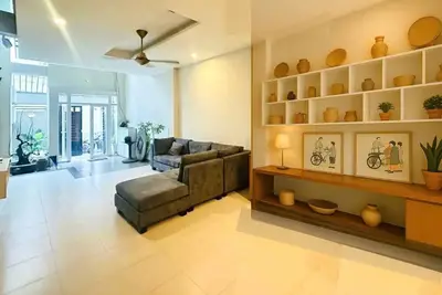 Image de District 1_House 4-Bedroom Oasis: Steps to Iconic Ben Thanh