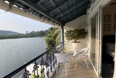 Lakefront, Pvt Pool, Caretaker - The BluJam Villa