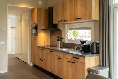 Image de Maison de luxe entourée d'eau et de forêt