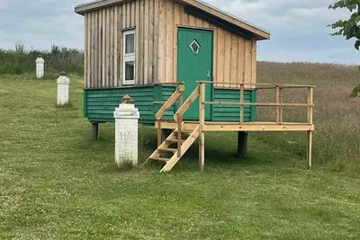 Image de Lake cabin in peaceful natural surroundings