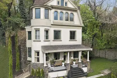 Image de Downtown Estate! Can sleep up to 24!