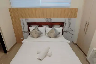 Image de Studio confortable avec balcon dans un condo à Iloilo City