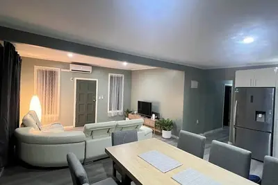Image de Your home away from home. Central location.