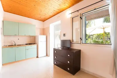 Image de Studio 'Baia Falcone-Monolocale Comfort 203' avec vue sur la mer, Wi-Fi et climatisation