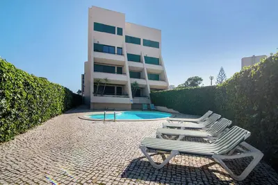 Image de Appartement 'Salgados Beach House' avec piscine partagée, Wi-Fi et climatisation